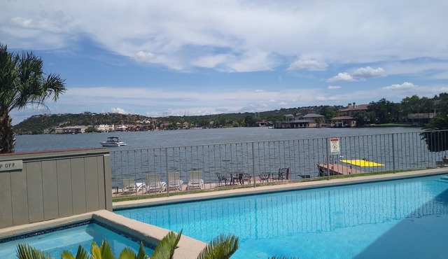 Luxury condo, DISCOUNTED RATES…steps to Lake, sleeps 10, near Yacht Club!