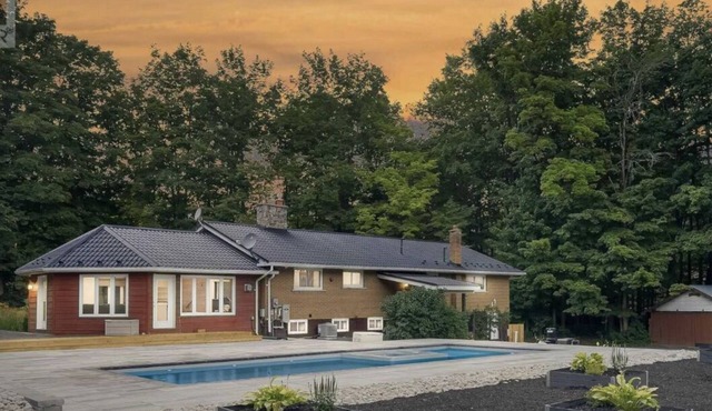 Luxury Cottage on 8 Acres of Greenery w/Pool & Games Room!