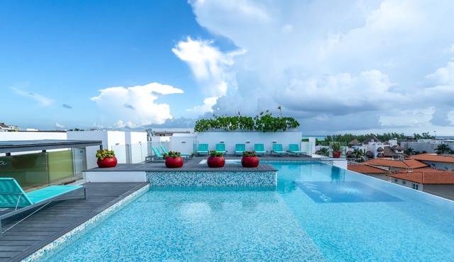 Luxury Duplex Modern condo just Updated! New Ixina Kitchen!