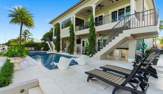 Luxury Estate-4 BD/6BTH-Pool- 32' Dockage- Icemkr