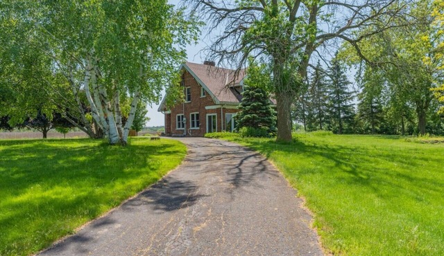 Luxury Hillside Farmhouse on The Bay of Quinte