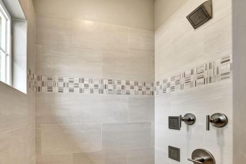 Luxury Homes! With a Pool-Jacuzzi-Outdoor Kitchen!
