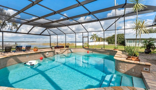 Luxury Lakefront Retreat | Heated Salt Pool, Dock & Kayaks | Home Theatre & EV Charger
