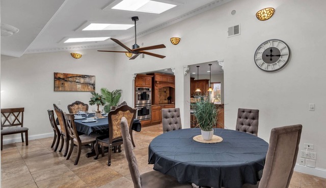 Luxury Lakefront Retreat | Heated Salt Pool, Dock & Kayaks | Home Theatre & EV Charger in Winter Haven