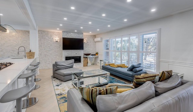 Luxury, Modern Home with Theatre and Games Room