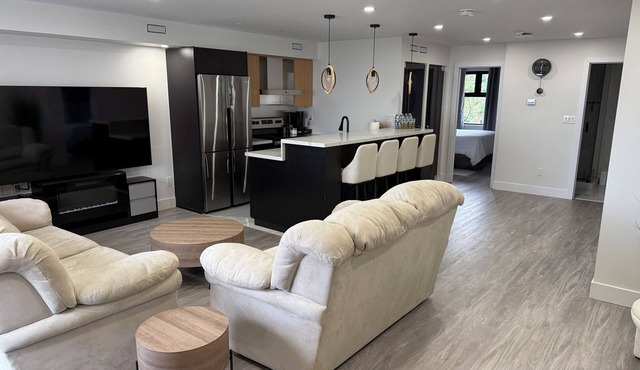 Luxury Modern living minutes walk to Niagara Falls