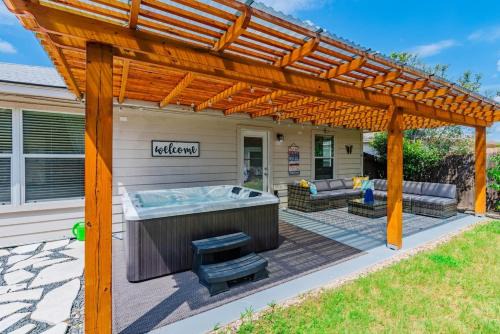 Luxury Oasis Hot-Tub, Games & BBQ by Fiesta TX
