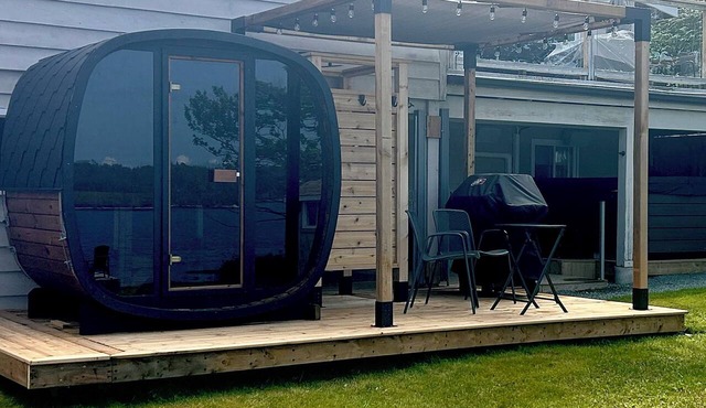Luxury Oceanside Suite w/Private Beach, Hot Tub & Kayaks Near Peggy's Cove