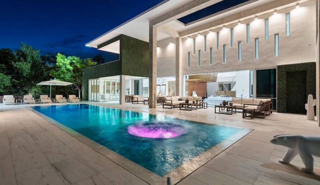 Luxury Retreat with Heated Pool, Jacuzzi & Gym