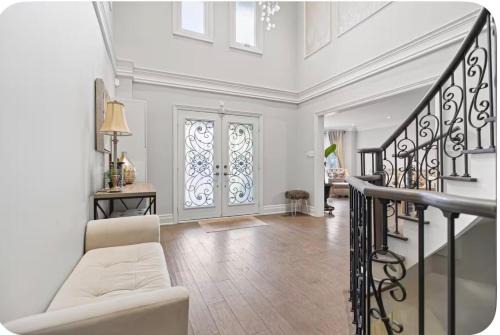 Luxury Spacious House Near Yonge St Mall Hwy7