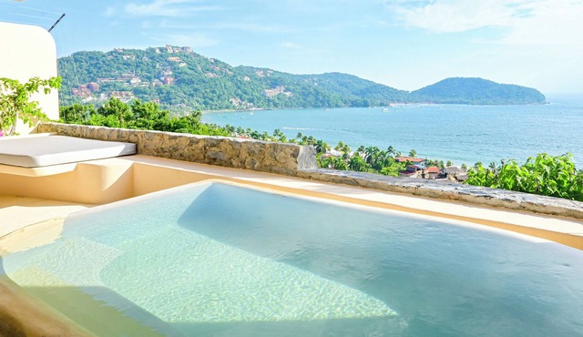 Luxury villa, private pool and brathtaking ocean view — steps from Playa La Ropa