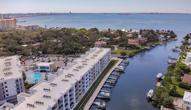 Luxury Waterfront Condo with Sunset Views , Sleeps 6