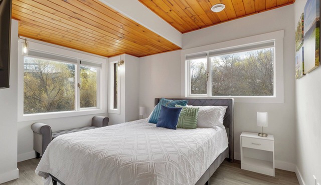 Main House - Spacious Modern Retreat w/Wood Accents - Sleeps 12