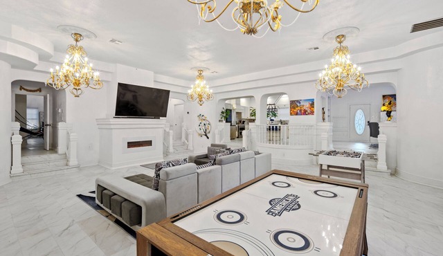 Majestic 6BR Victorian Sleeps 25 with Arcade, 85" TV, BBQ, Air Hockey, Ping Pong
