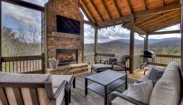 Majestic Mountain Retreat Hot Tub Pool Table