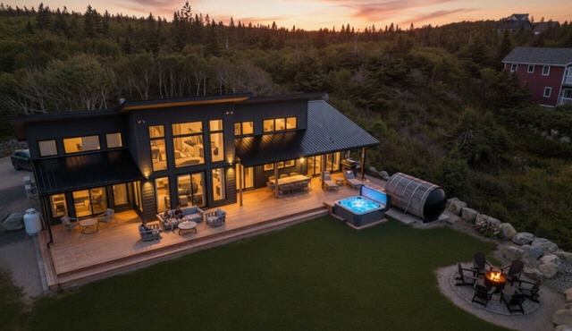 Majestic Oceanfront Chalet - Hot tub and Sauna- Private