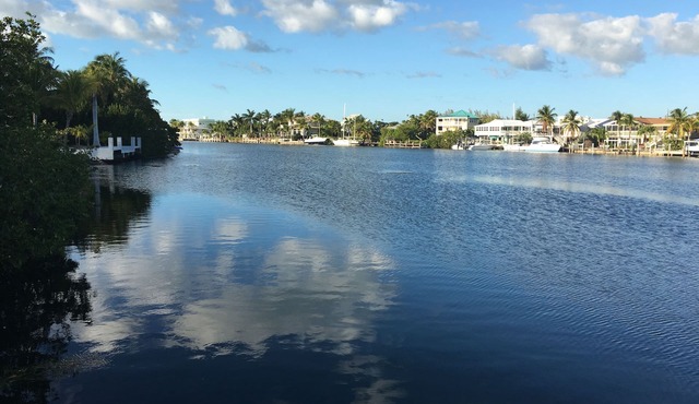 Manatee Bay , Pool table, Pool, Kayaks, Jacuzzi not working.