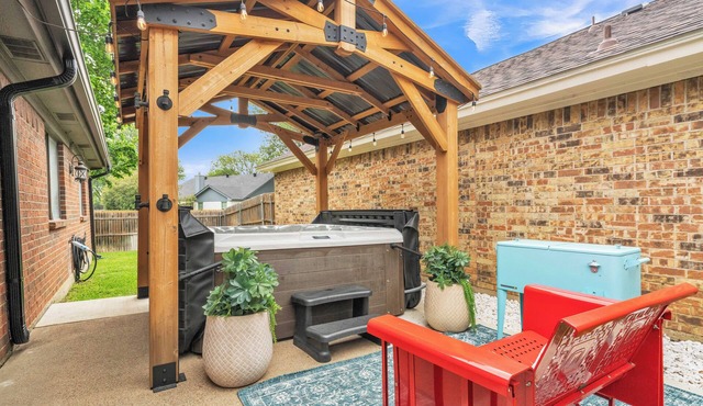 Mansfield Farmhouse, Hot Tub, Arcade, Near AT&T Stadium, Sleeps 6 + Pets OK