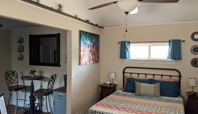 Marvelous 1-bedroom suite with AC in charming Live Oak