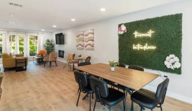 Memorial Townhome with Pool Access, Sleeps 8