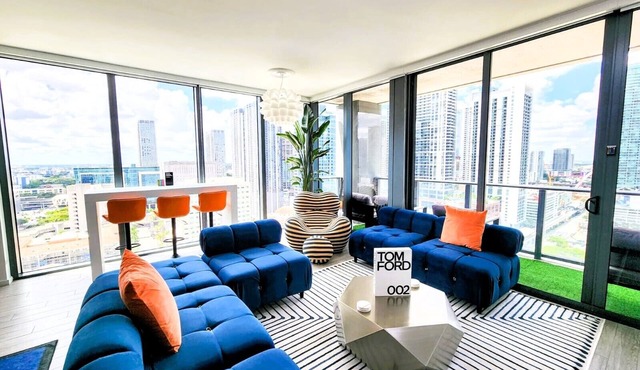 Miami Luxury 3BR - Stunning Skyline & Water Views - 100” Living Room TV