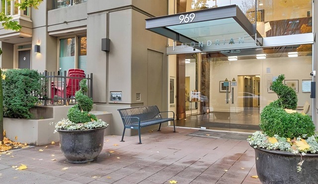 Middle of DOWNTOWN VANCOUVER INDEPENDENT APARTMENT SLEEPS 4