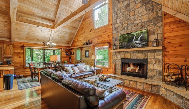Minutes from downtown Blue Ridge Hot Tub & Game Room!