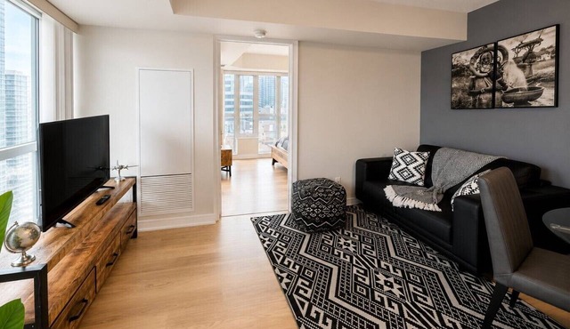 Modern 1BR in Downtown | Gym, WiFi & Workspace