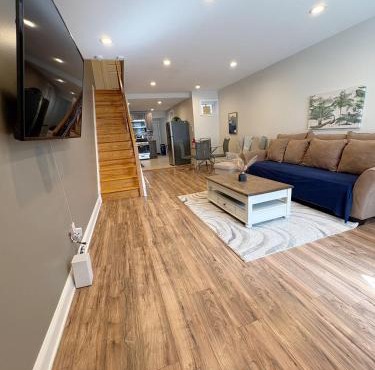 Modern 2 BedRm Spacious Home-University City-Free Parking!