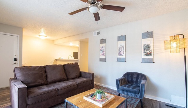 Modern 2B near Downtown w/ Queen Beds, Gym, Pool