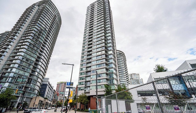 Modern 2BR/2BA Apartment in Downtown Vancouver