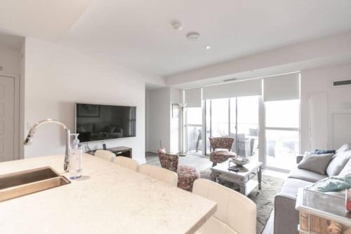 Modern 2BR Getaway with Balcony, BBQ and Parking in Innisfil