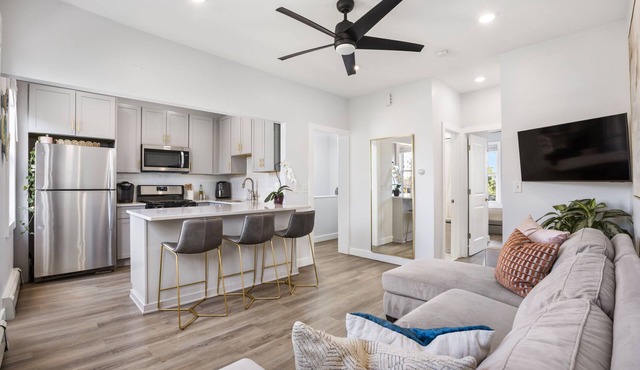 Modern 2BR Sleeps 5 Light Rail to NYC
