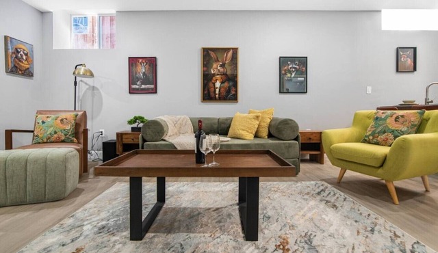 Modern 2BR Suite|Private Parking |Near DownTown