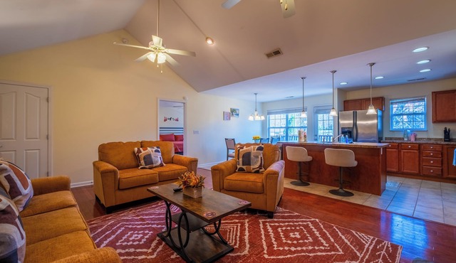 Modern 2BR w/ Garage & Jacuzzi|<1 Mile to Parkway