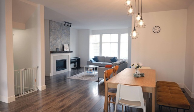 Modern 3 bedroom duplex home in Langley/close to Hwy 1/one parking