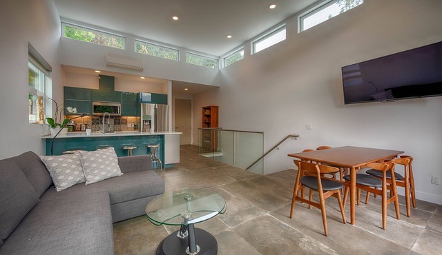 Modern 3 bedroom, 3 en suites, dog friendly loft in McKinley
