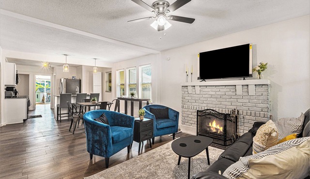 Modern 3BR Home King Bed Fenced Yard Long Stays