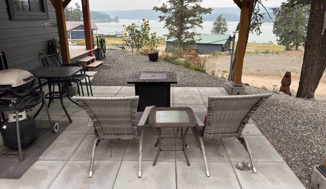 Modern Charming Lakeside cottage on Lac La Hache! Fun all year!