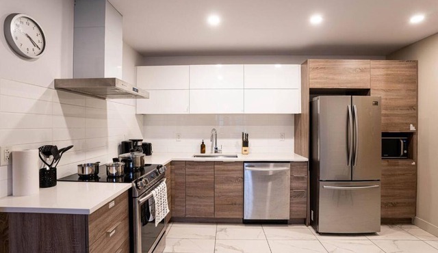 Modern Cozy 2BR Suite with Gym & Rooftop Views Near Downtown & Airport