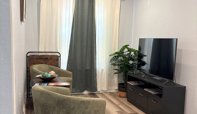 Modern & Cozy Studio Near Airport, Downtown & Pearl