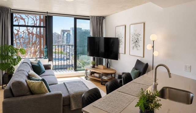 Modern Downtown Home Flexible Accommodation