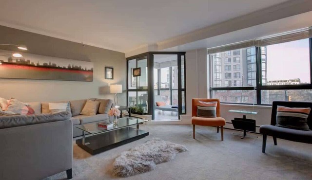 Modern Downtown Vancouver Condo, 2BR, Pool & Hot Tub