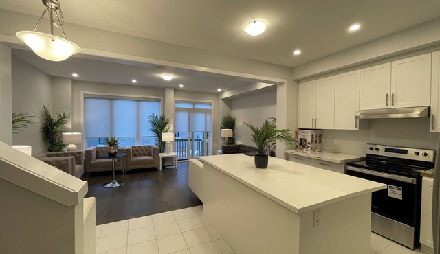 Modern Elegant Full Townhouse In Prestigious UnionVilla, Augus Glen Community