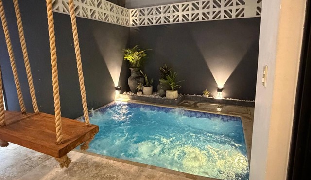 Modern Gated Townhome. 3BR for 6 guests. Walk to Restaurants. Private Jacuzzi