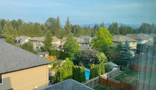 Modern Gateway Family-sized Suite in Thornhill-Maple Ridge - BC
