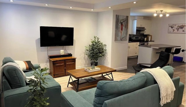 Modern Guest House Apartment - 25 min to downtown Montreal