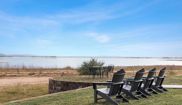 Modern Lakeside Cottage with Hot Tub on Beautiful Lake Buchanan
