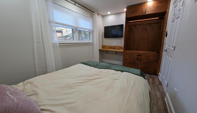 Modern Luxe Family & Groups Friendly Bungalow with Patio & Workspace