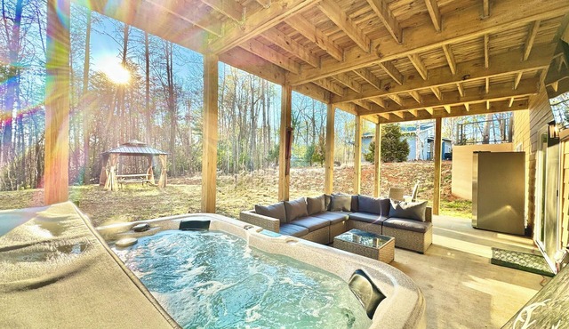Modern Mountain Chalet - HOT TUB, Free WiFi, Ample Parking, Indoor/Outdoor Games